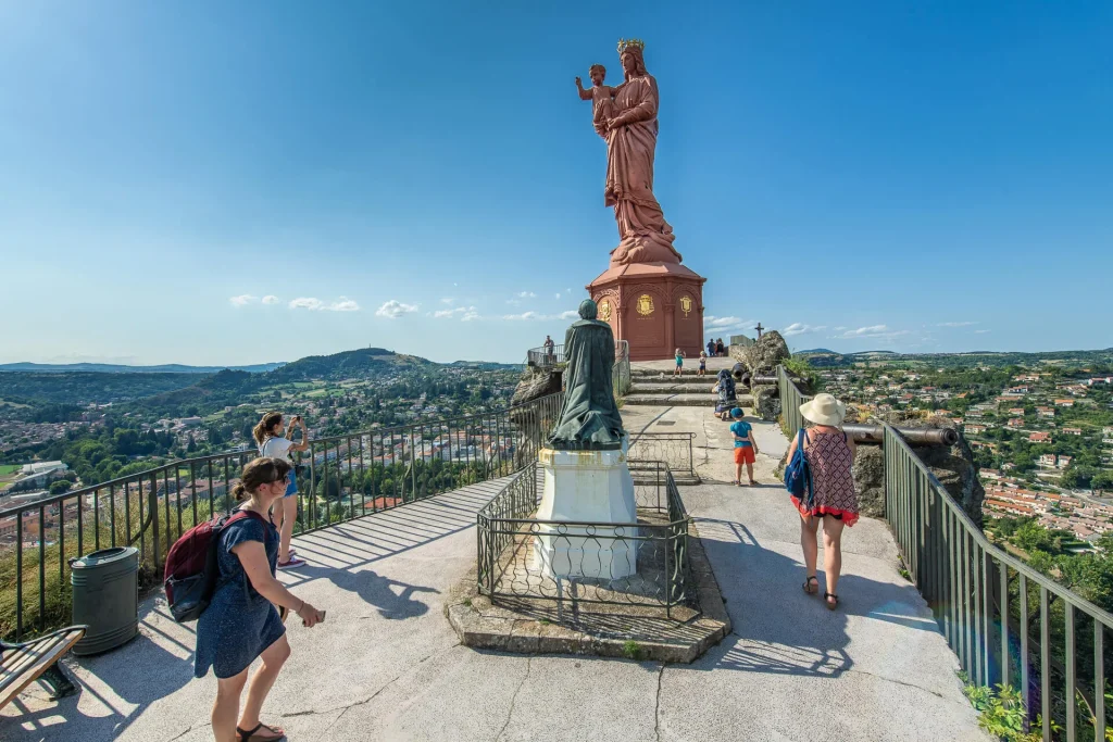 Vue de la statue Notre-Dame de France au Puy-en-Velay