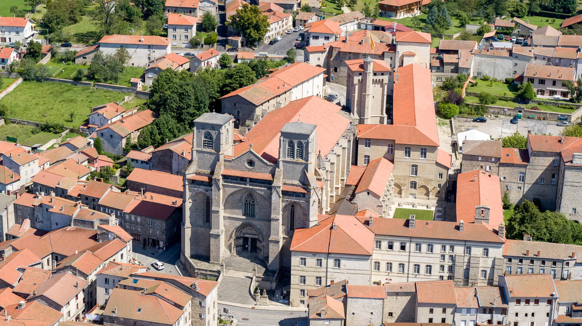 L'abbaye de La Chaise-Dieu vue drone