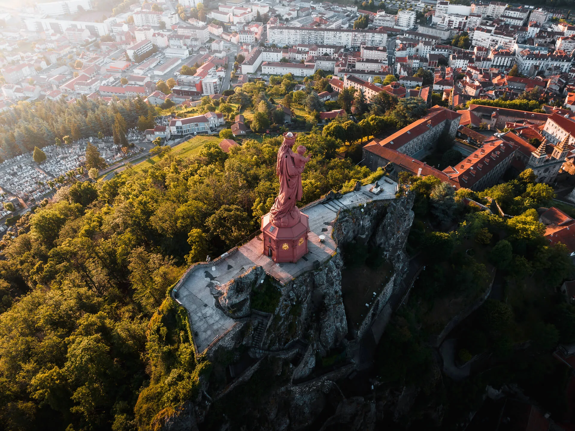 Vue de la statue Notre-Dame de France en drone