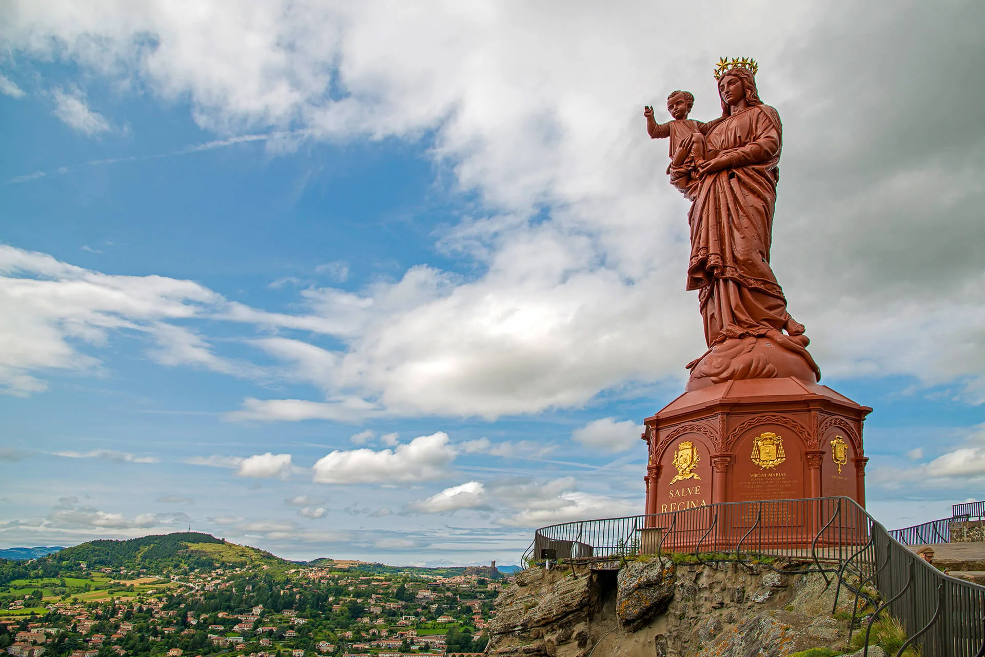 Vue de la statue Notre-Dame de France au Puy-en-Velay