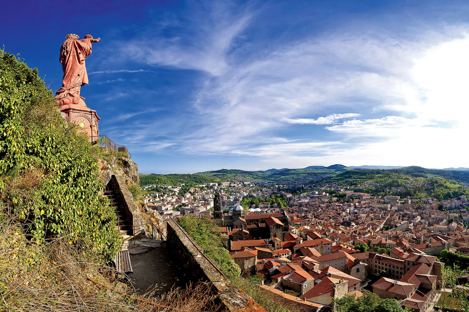 Vue de la statue Notre-Dame de France au Puy-en-Velay