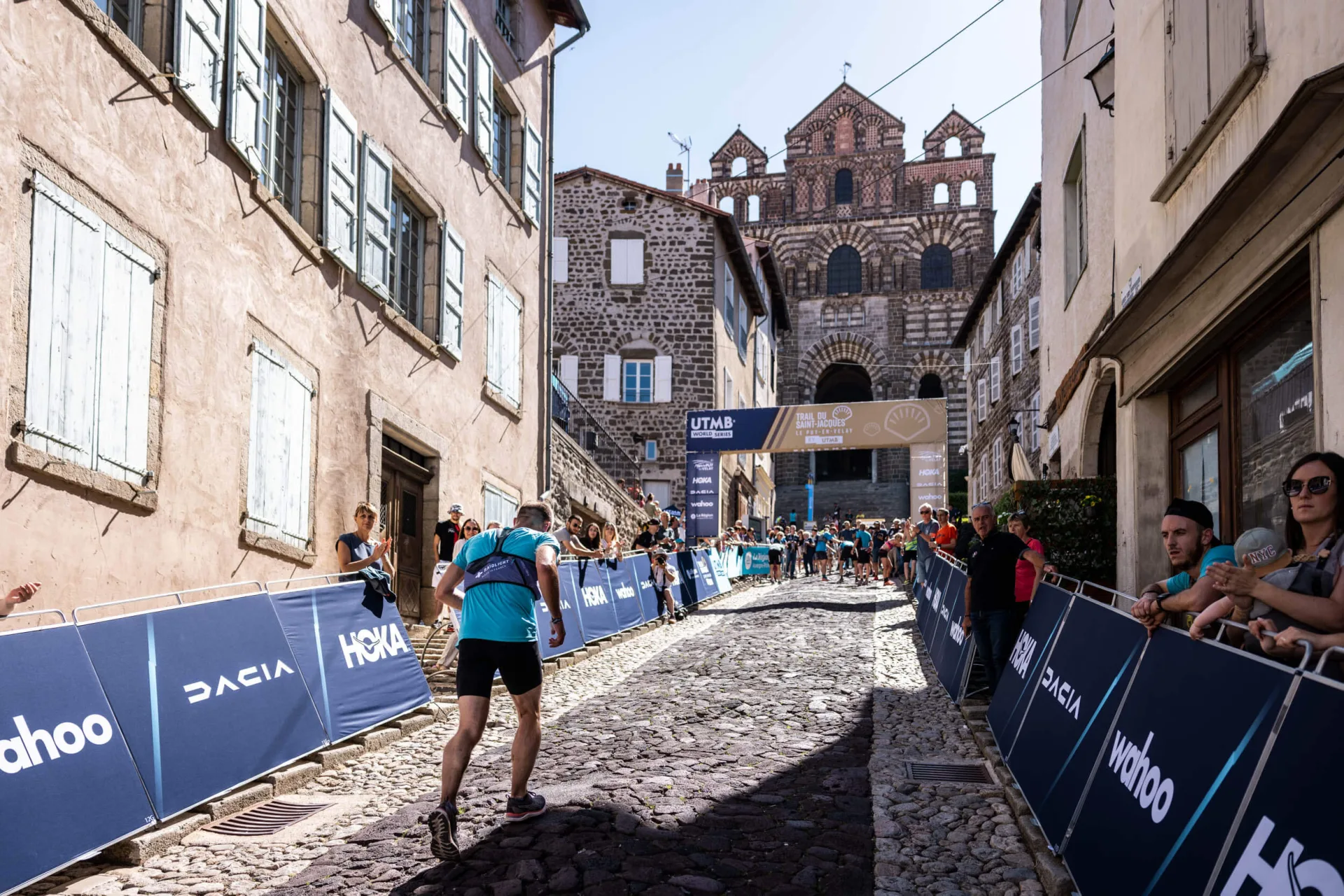 L'arrivée du Trail du Saint-Jacques sous la cathédrale du Puy-en-Velay