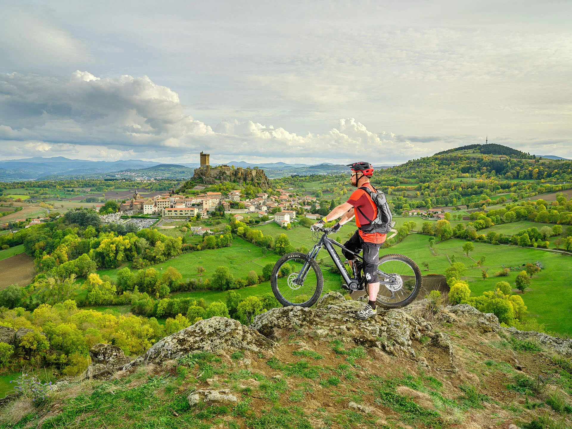 VTT en face de la forteresse de Polignac