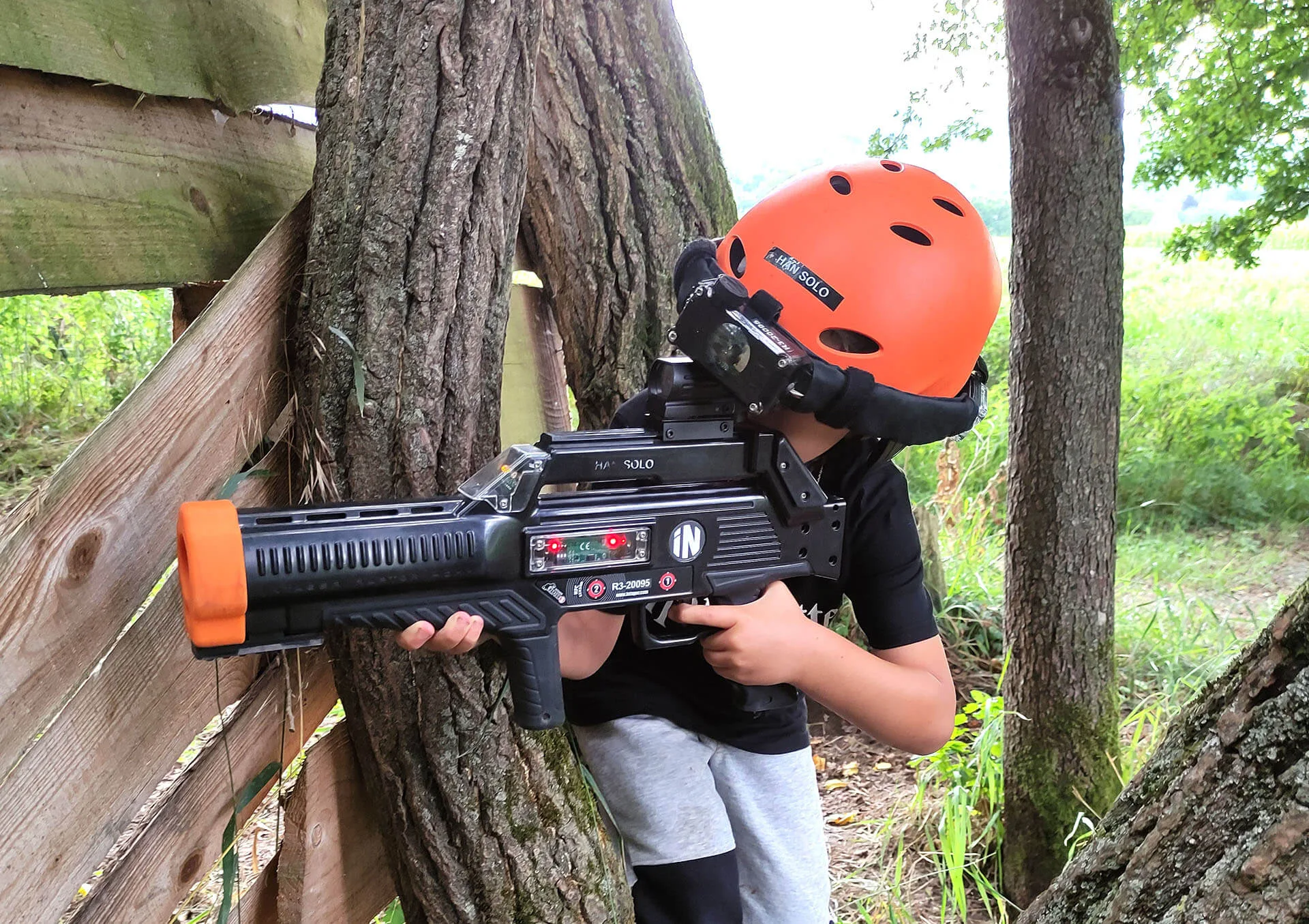 Enfant jouant au laser game en Emblavez