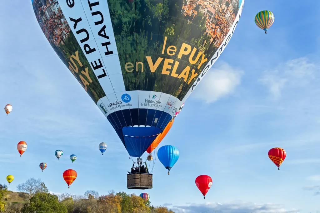 Montgolfière dans le ciel du Puy-en-Velay