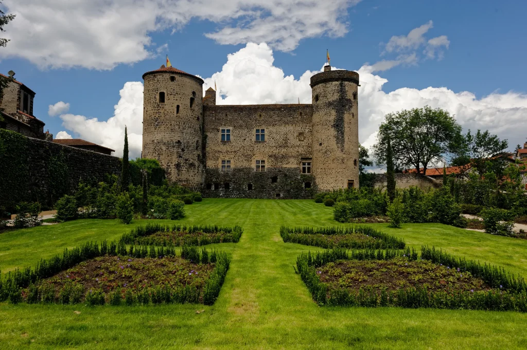 Vue sur la forteresse de Saint-Vidal