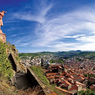 Vue de la statue Notre-Dame de France au Puy-en-Velay