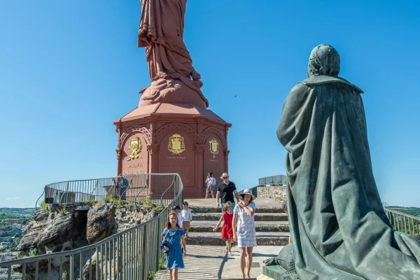 Vue de la statue Notre-Dame de France au Puy-en-Velay