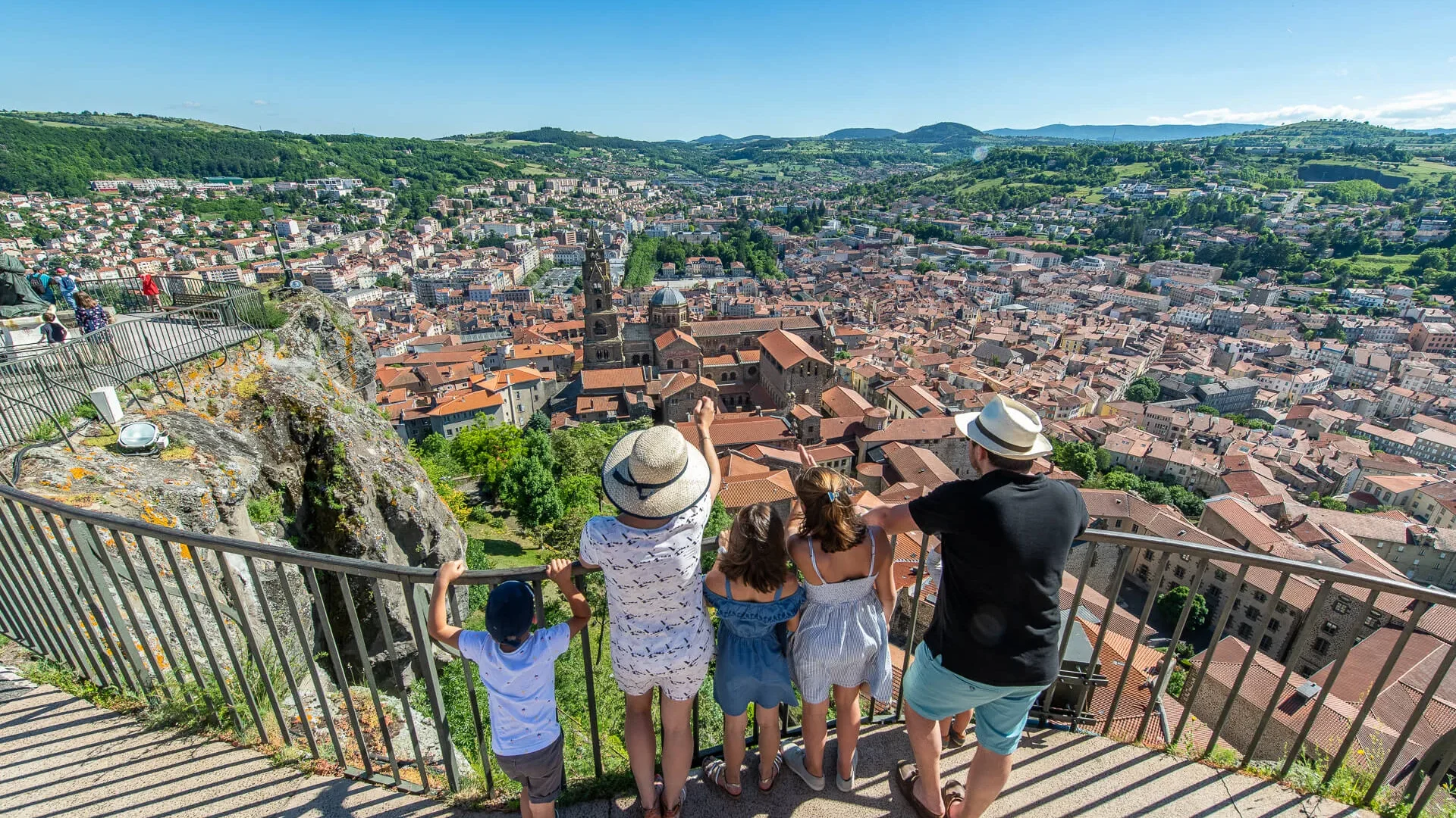 Vue de la statue Notre-Dame de France au Puy-en-Velay