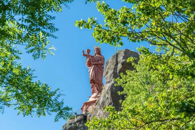 Vue de la statue Notre-Dame de France au Puy-en-Velay