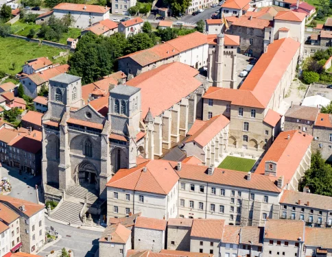 L'abbaye de La Chaise-Dieu vue drone