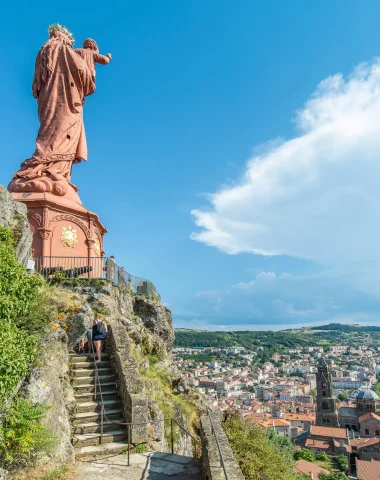 Vue de la statue Notre-Dame de France au Puy-en-Velay