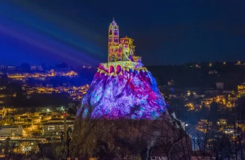 Le rocher Saint-Michel d'Aiguilhe pendant Puy de Lumières