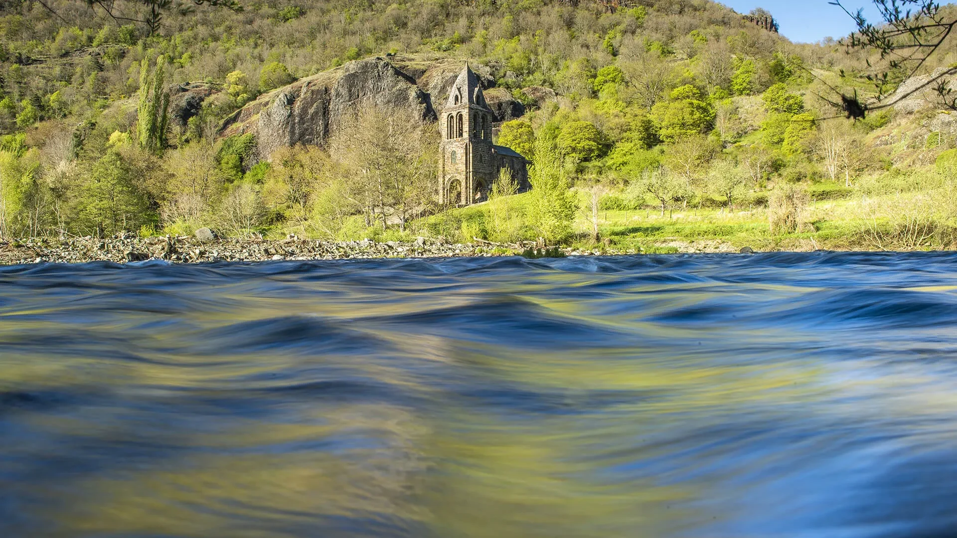 La chapelle Sainte-Marie des Chazes dans les gorges de l'Allier