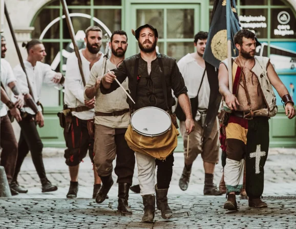 Défilé et animations aux Fêtes Renaissance du Roi de l'Oiseau au Puy-en-Velay