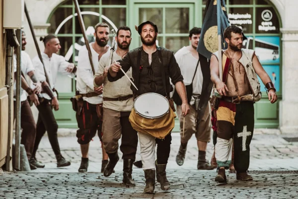 Défilé et animations aux Fêtes Renaissance du Roi de l'Oiseau au Puy-en-Velay