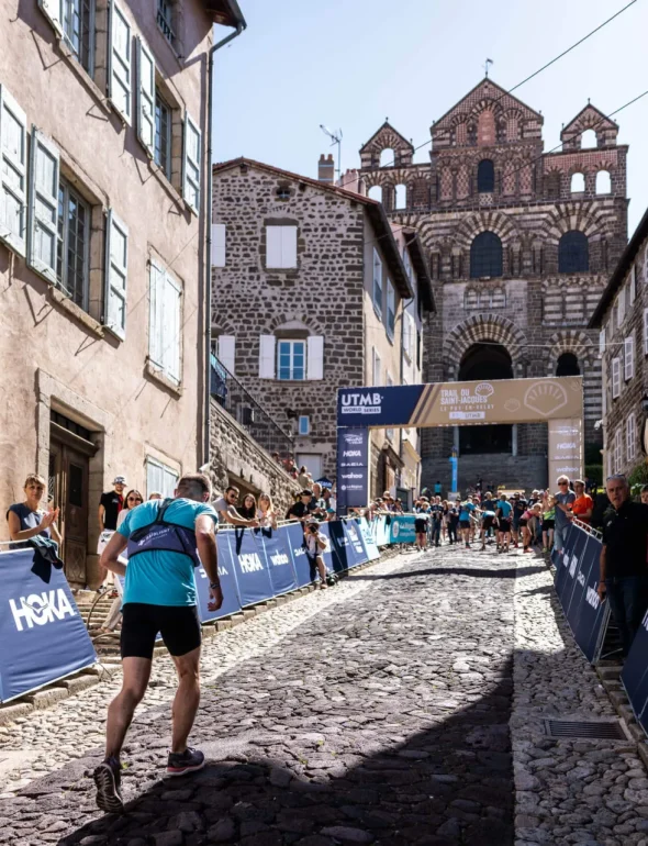 L'arrivée du Trail du Saint-Jacques sous la cathédrale du Puy-en-Velay