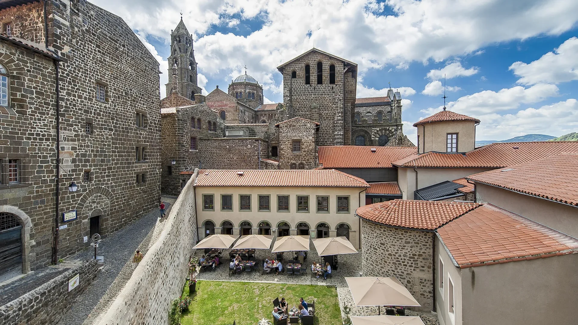 L'ensemble cathédral et le jardin de l'Hôtel-Dieu