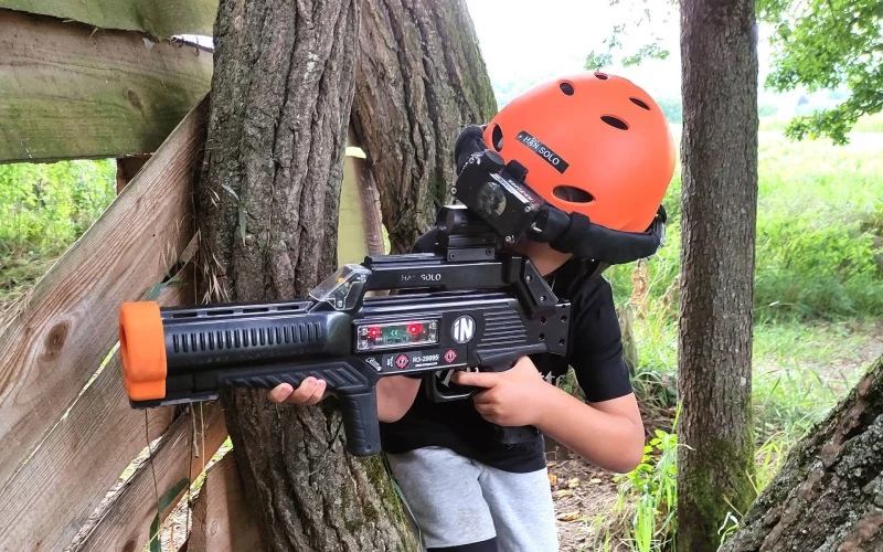 Enfant jouant au laser game en Emblavez